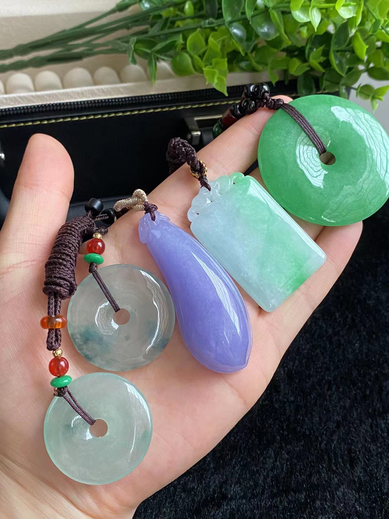 Jade necklace Guanyin safe buckle pendant (Deposit 199dollrs)