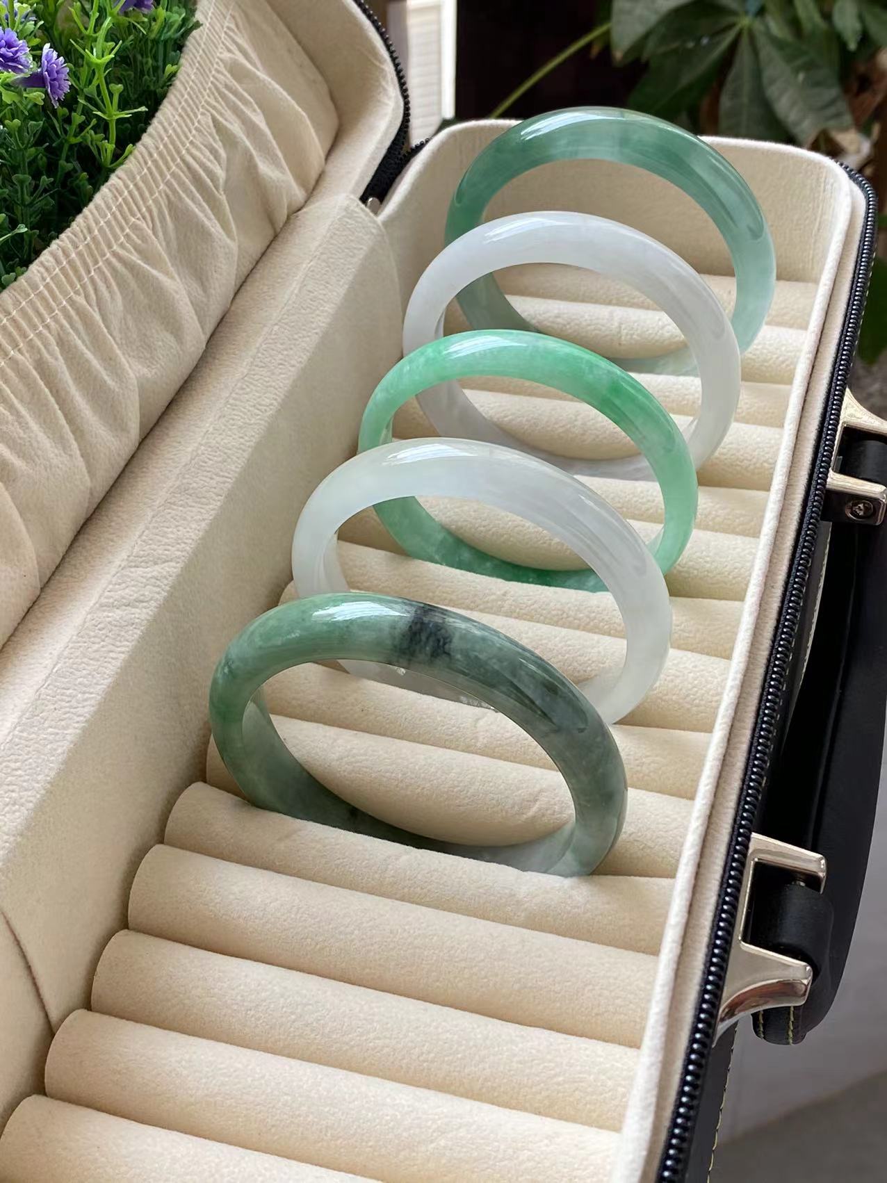 Jade bangle (According to your size to customize) (Deposit 160dollrs)