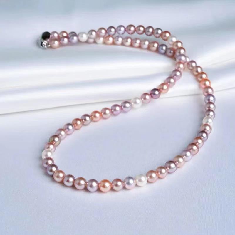 Number BI freshwater pearl necklace
