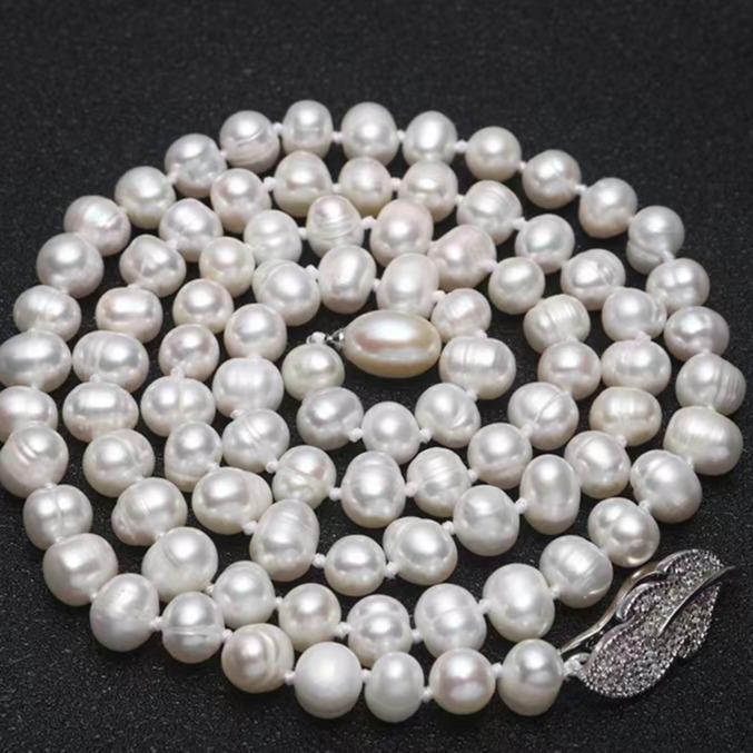 Number BI freshwater pearl necklace