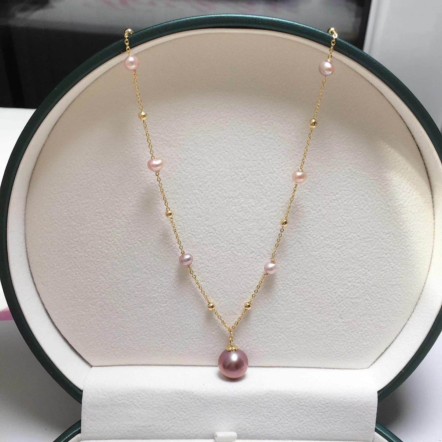 Number BI freshwater pearl necklace